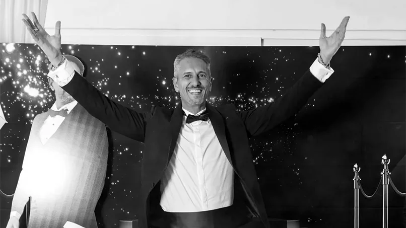 Foto di Roberto Huober in smoking per i suoi 50 anni