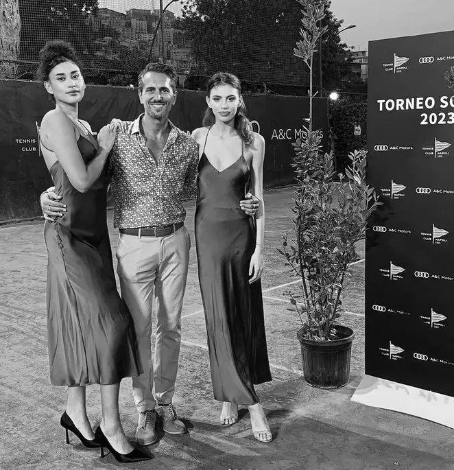 Huober in compagnia di alcune modelle all'inaugurazione di un evento